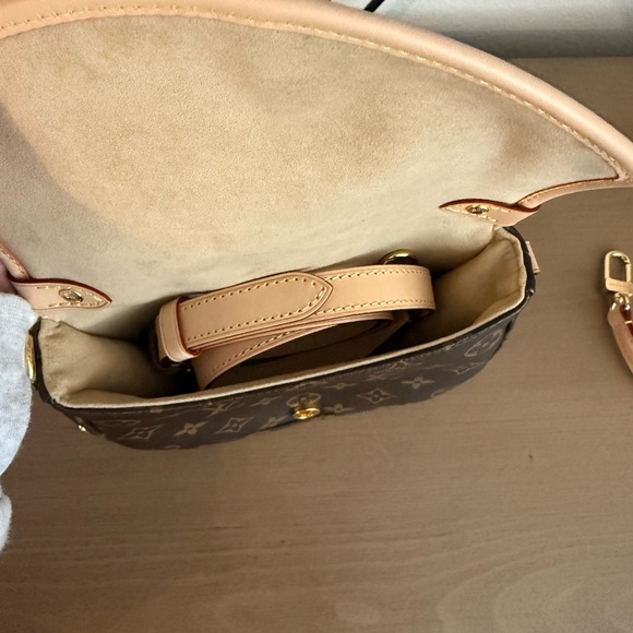 Louis Vuitton Saumur BB - Picture 3 of 16